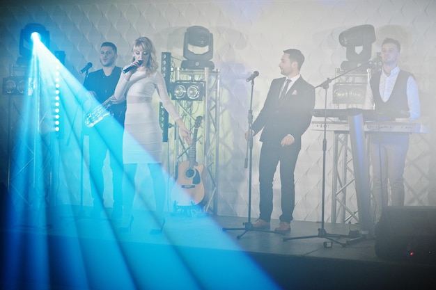 Bezpłatne zdjęcie zespół muzyczny grający na żywo na scenie z różnymi światłami