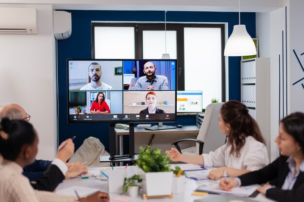 Zespół pracujący w ramach grupowej rozmowy wideo dzieli się pomysłami burza mózgów negocjowanie wykorzystuje wideokonferencję