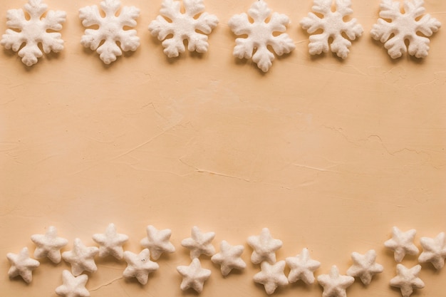 Zestaw dekoracyjnych świątecznych płatków śniegu i gwiazd