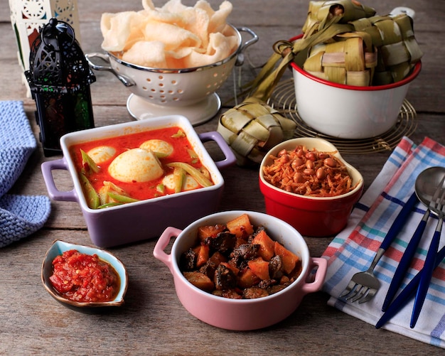 Zestaw Ketupat Lebaran, Pełne Menu Pakietu Serwowane Podczas Lebaran Eid, Na Stole Premium Zdjęcia