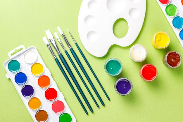 Zestaw kolorowych akcesoriów do malowania i rysowania.