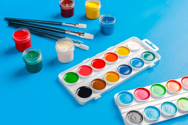 Zestaw kolorowych akcesoriów do malowania i rysowania.