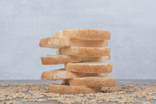 Zestaw kromek toast chleb z ziarnami owsa na marmurowej powierzchni