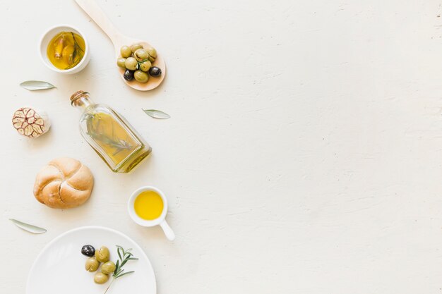 Zestaw oliwy z oliwek chleb i oliwki w łyżką