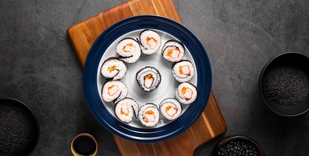Bezpłatne zdjęcie zestaw płaskich maki sushi maki