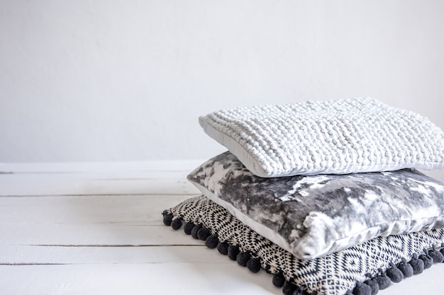 Zestaw poduszek dekoracyjnych w skandynawskim stylu minimalistycznym.