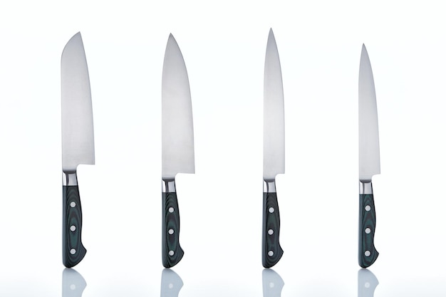 Zestaw profesjonalnych japońskich noży kuchennych z najlepszej stali na białym tle. zestaw noży od szefa kuchni restauracji. najlepsze narzędzia do kuchni i przygotowywania posiłków.