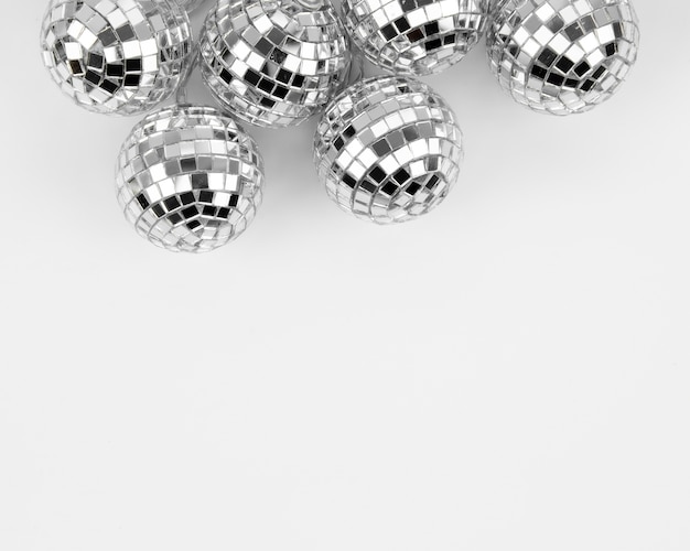 Bezpłatne zdjęcie zestaw srebrnych kule disco z miejsca na kopię
