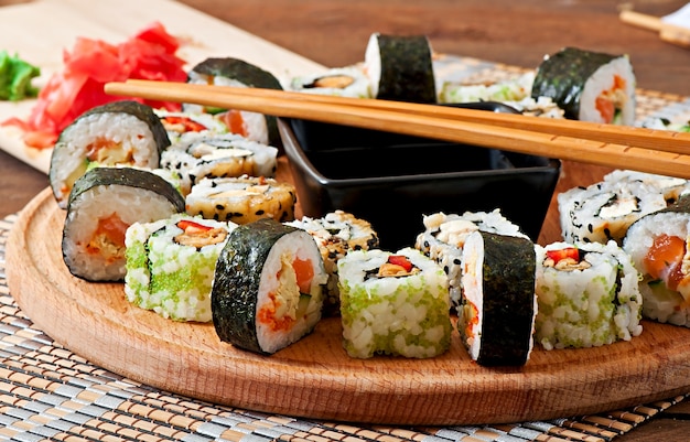 Bezpłatne zdjęcie zestaw sushi na desce
