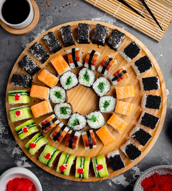 Zestaw sushi na drewnianej tacy