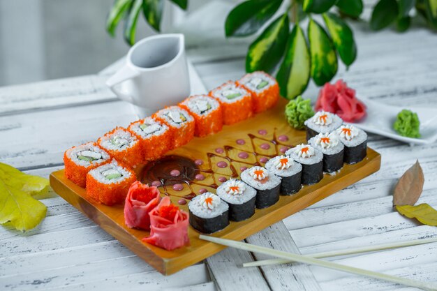 zestaw sushi na stole