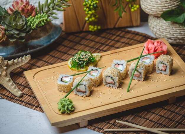 zestaw sushi z imbirem i wasaby