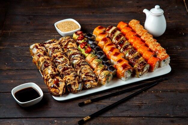 zestaw sushi z różnymi nadzieniami
