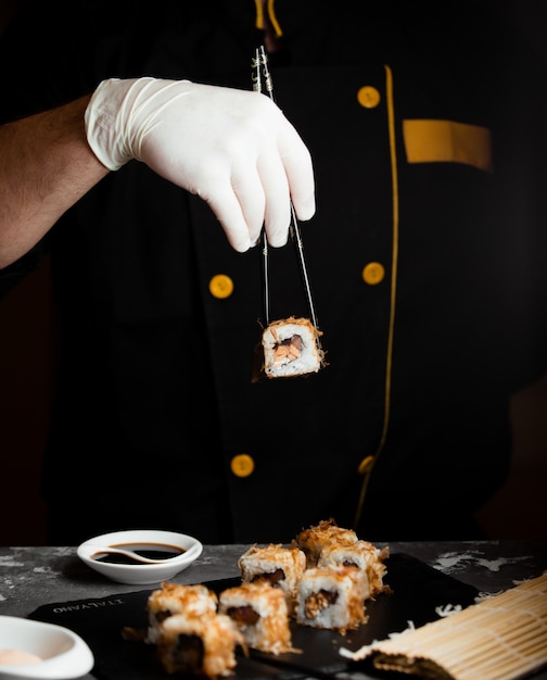 Bezpłatne zdjęcie zestaw sushi z sosem sojowym