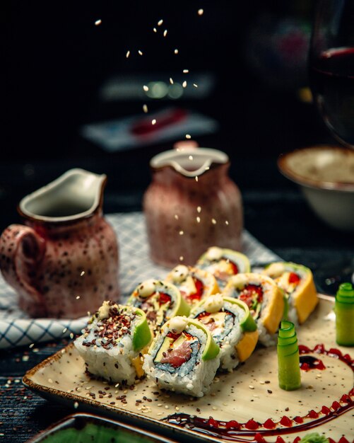 zestaw sushi z wasabi i imbirem zwieńczony sezamem