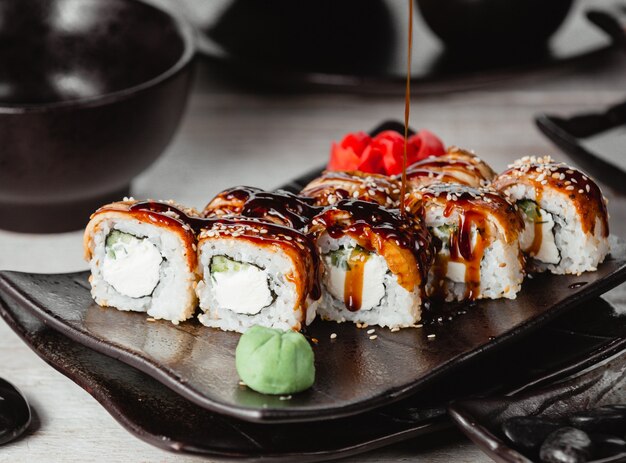 Zestaw sushi ze śmietaną i sosem