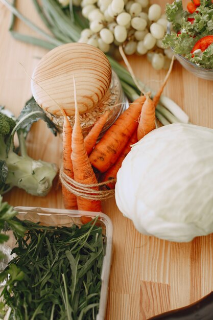 Bezpłatne zdjęcie zestaw świeżych surowych warzyw. produkty na stole w nowoczesnej kuchni. zdrowe odżywianie. jedzenie organiczne.