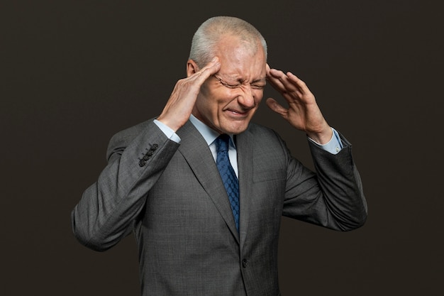 Zestresowany Starszy Biznesmen Dotyka Głowy Darmowe Zdjęcia