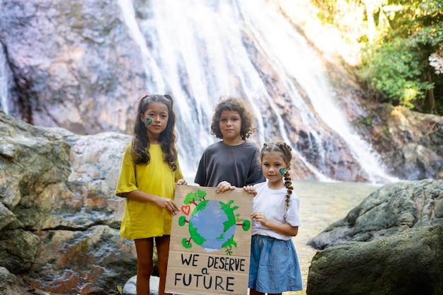 Bezpłatne zdjęcie zewnętrzny portret dzieci na światowy dzień ochrony środowiska