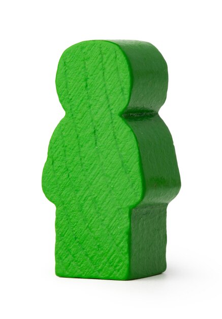 Zielona drewniana zabawka figurka mężczyzny na białym tle