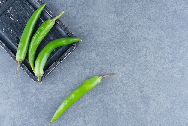Zielona papryka chili na desce.