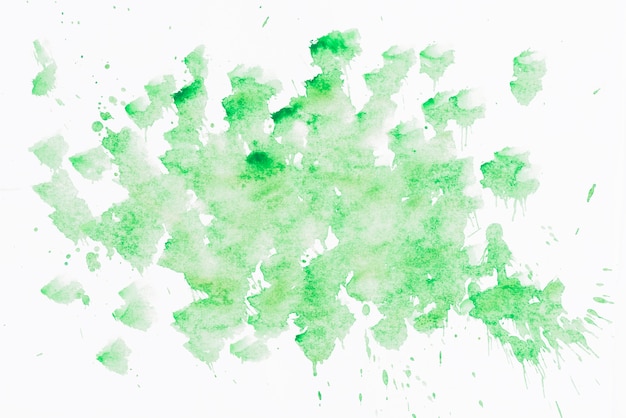 Bezpłatne zdjęcie zielona plama akwarela na białym tle