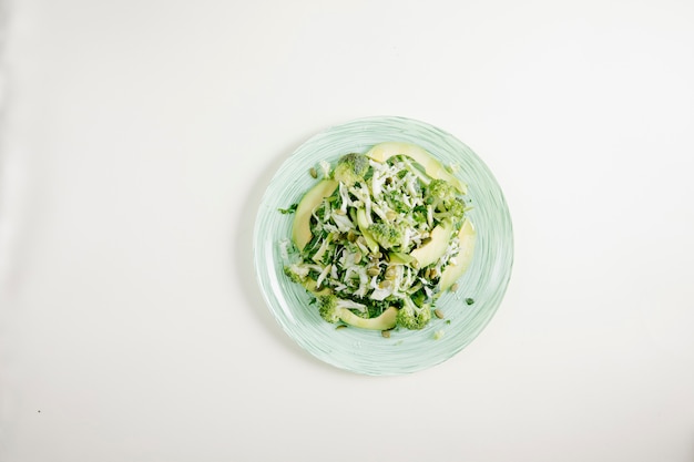 Zielona sałatka z ziołami i posiekanym serem.