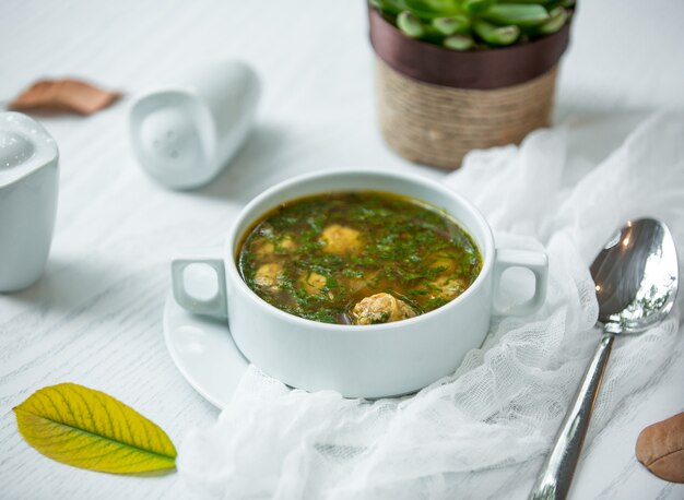 zielona zupa z klopsikami