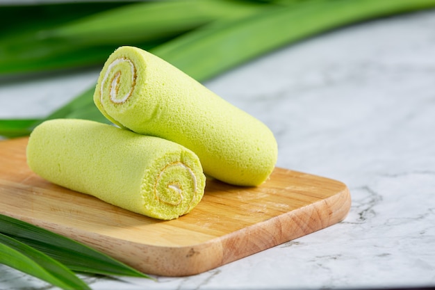 Zielone ciasto pandan roll gotowe do spożycia