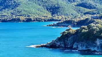 Bezpłatne zdjęcie zielone góry i błękitne morze w olympiada halkidiki greece