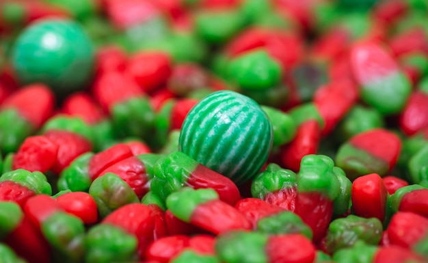 Bezpłatne zdjęcie zielone i czerwone żelki makro strzał