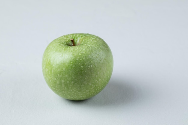 Zielone jabłka na białym tle.