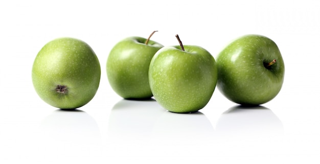 Zielone jabłka na białym tle