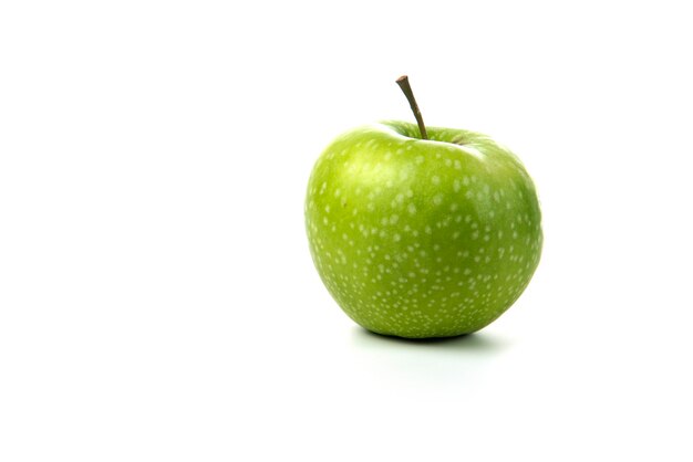 Zielone jabłko na białym tle.