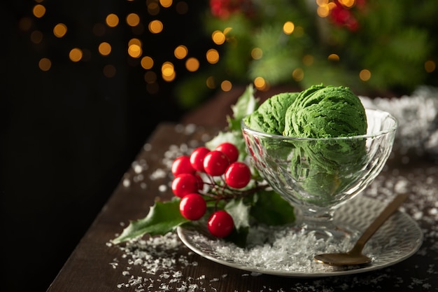 Zielone lody w filiżance pod wysokim kątem