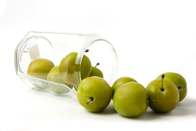 Bezpłatne zdjęcie zielone śliwki wiśniowe w szklanej filiżance
