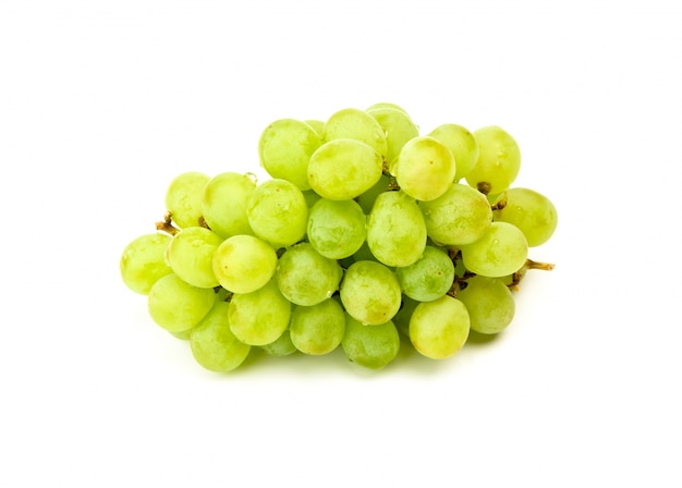 Zielone winogrona wyizolowanych na białym tle
