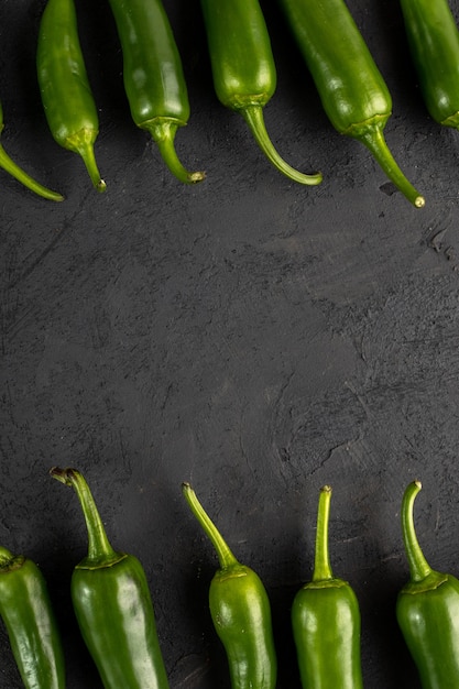 Bezpłatne zdjęcie zielonego pieprzu świeży łagodny korzenny na szarym tle