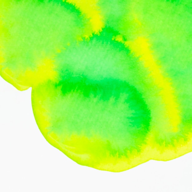Zielony i żółty płynny pluśnięcie na białym tle