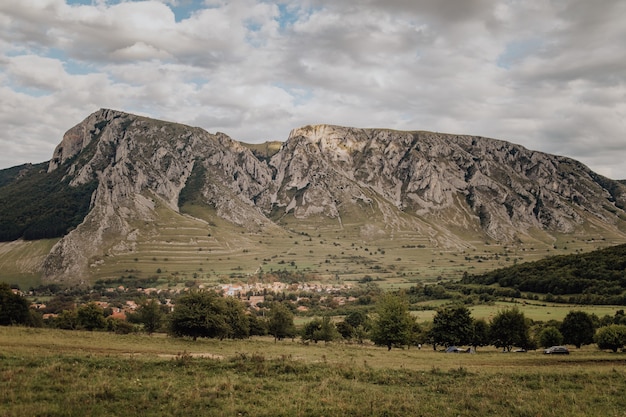 Zielony krajobraz góry Piatra Secuiului Szekelyko w Rumunii