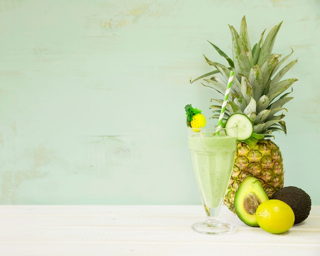 Bezpłatne zdjęcie zielony letni koktajl z ananasem