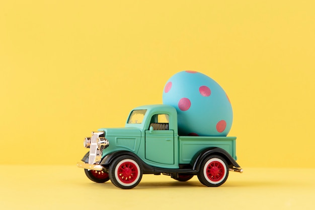 Zielony samochód wielkanocny z niebieskim jajkiem