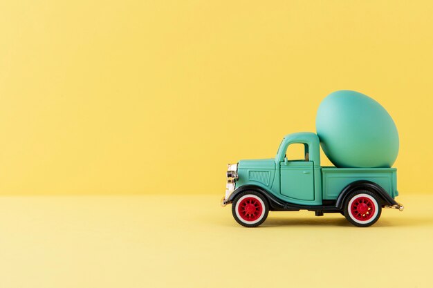 Zielony samochód wielkanocny z zielonym jajkiem i miejscem na kopię