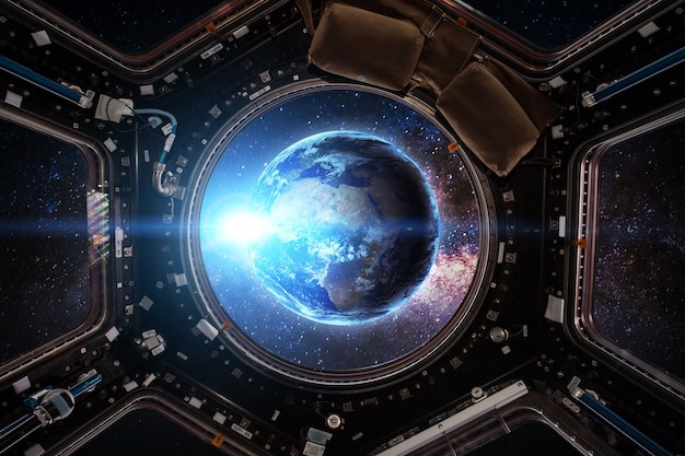Ziemia i statki kosmiczne. Elementy tego zdjęcia dostarczone przez NASA.