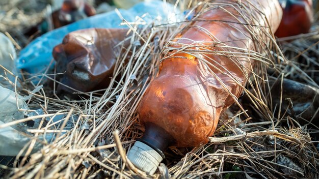 Ziemia zaśmiecona plastikowymi butelkami