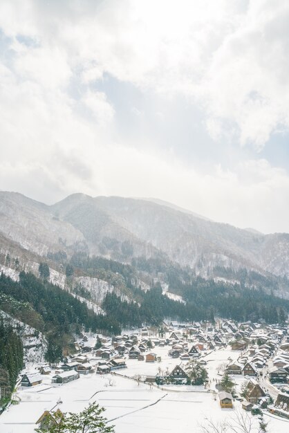 Zimą Shirakawago z padającego śniegu, Japonia