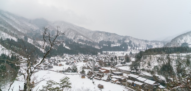 Zimą Shirakawago z padającego śniegu, Japonia