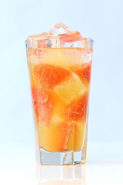 Bezpłatne zdjęcie zimny sok grejpfrutowy