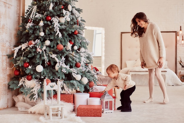 Zimowe dekoracje świąteczne. Ciepłe kolory. Portret rodzinny. Urocza mama i córka