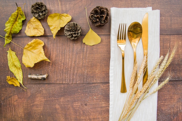 Złocisty cutlery ustawiający na pielusze z banatką